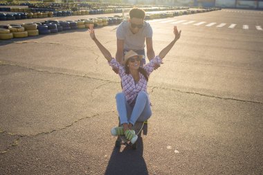 Kaykay, mutluluk, sevgi ve gençlik kavramı ile mutlu genç Çift.