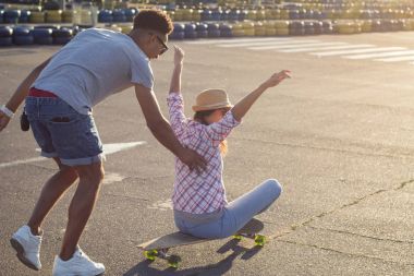 Kaykay, mutluluk, sevgi ve gençlik kavramı ile mutlu genç Çift.