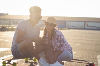 Kaykay, mutluluk, sevgi ve gençlik kavramı ile mutlu genç Çift.