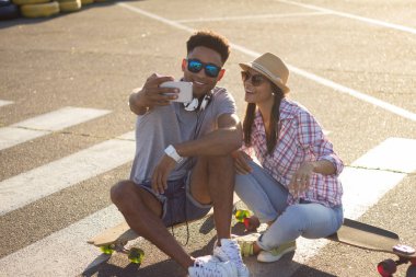 Kaykay, mutluluk, sevgi ve gençlik kavramı ile mutlu genç Çift.