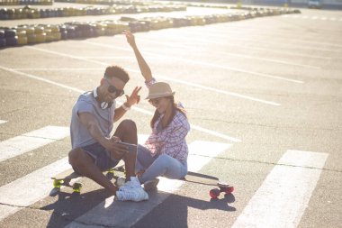 Kaykay, mutluluk, sevgi ve gençlik kavramı ile mutlu genç Çift.