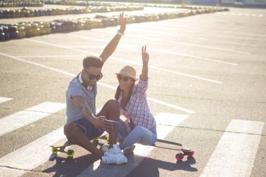 Kaykay, mutluluk, sevgi ve gençlik kavramı ile mutlu genç Çift.