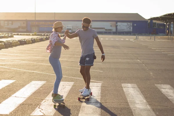 Kaykay Mutluluk Sevgi Gençlik Kavramı Ile Mutlu Genç Çift — Stok fotoğraf