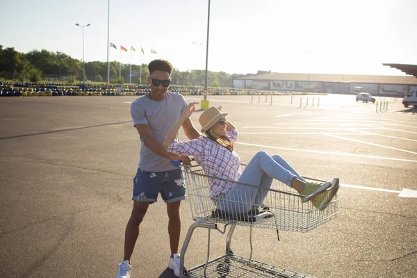 Jonge Hipsters Paar Rijden Trolley Lege Winkel Parkeren Tijdens Zonsopgang — Stockfoto