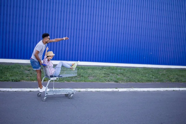 Jonge Hipsters Paar Rijden Trolley Lege Winkel Parkeren Tijdens Zonsopgang — Stockfoto