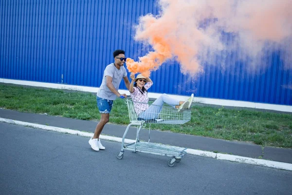 Jonge Hipsters Paar Rijden Trolley Lege Winkel Parkeren Tijdens Zonsopgang — Stockfoto