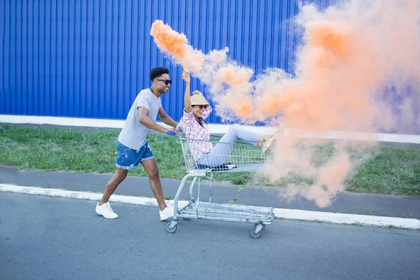 Jonge Hipsters Paar Rijden Trolley Lege Winkel Parkeren Tijdens Zonsopgang — Stockfoto