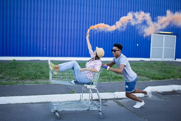 Jonge Hipsters Paar Rijden Trolley Lege Winkel Parkeren Tijdens Zonsopgang — Stockfoto