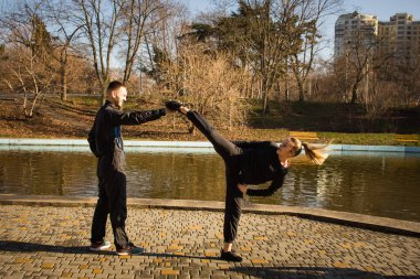 kendi kendine eğitim genç bir çift kavga egzersizleri, karate kadın ve erkek pratik savunma 