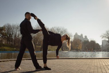 kendi kendine eğitim genç bir çift kavga egzersizleri, karate kadın ve erkek pratik savunma 