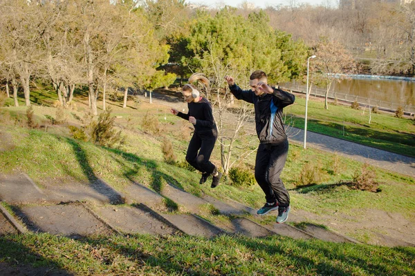 Пара Молодых Бегунов Тренирующихся Осеннем Парке — стоковое фото