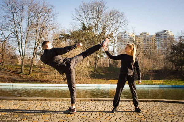 Tineri Cuplu Formare Exerciții Auto Apărare Luptă Karate Masculin Feminin — Fotografie, imagine de stoc