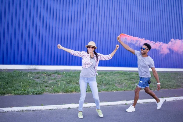 Pasangan Muda Naik Skateboard Dengan Bom Asap Warna Anak Laki — Stok Foto