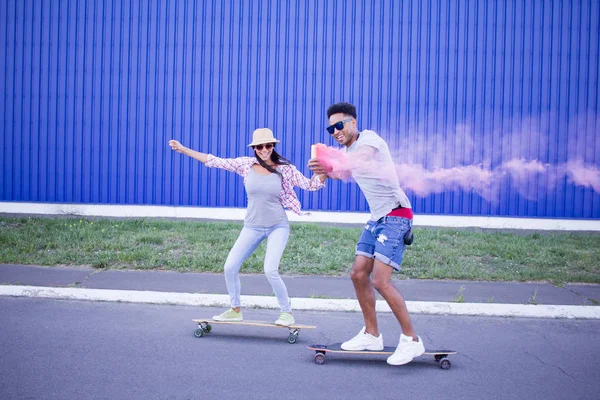 Pasangan Muda Naik Skateboard Dengan Bom Asap Warna Anak Laki — Stok Foto