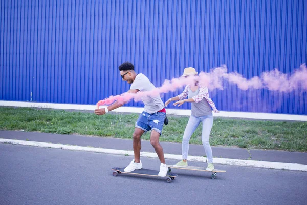 Jong Echt Paar Paardrijden Skateboards Met Kleur Rookbom Jongen Meisje — Stockfoto