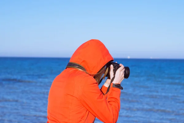 Mujer Joven Con Cámara Fotos Dslr Mar Verano Blus Cielo — Foto de Stock
