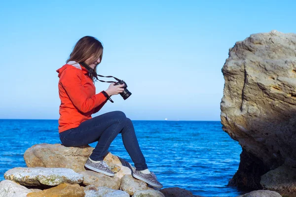 Mujer Joven Con Cámara Fotos Dslr Mar Verano Blus Cielo — Foto de stock gratis