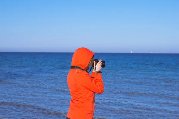 Mujer Joven Con Cámara Fotos Dslr Mar Verano Blus Cielo — Foto de Stock