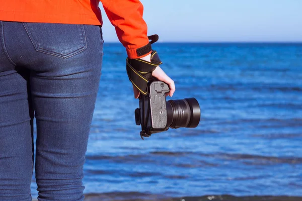 Femeie Tânără Cameră Foto Dslr Mare Vară Fundal Blus Cer — Fotografie, imagine de stoc