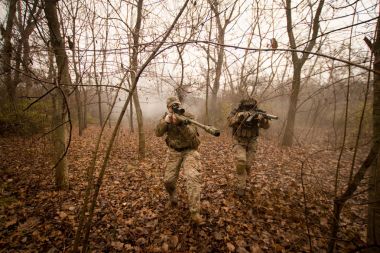 Grup sonbahar orman, gri duman arka planda Tekdüzen tam savaşta asker 