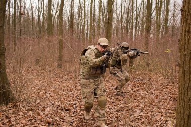 Grup asker savaşta tam Tekdüzen sonbahar ormanda