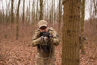 Grup asker savaşta tam Tekdüzen sonbahar ormanda