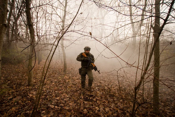 Soldat Avec Fusil Assaut Courir Dans Forêt Automne Brouillard Fond — Photo
