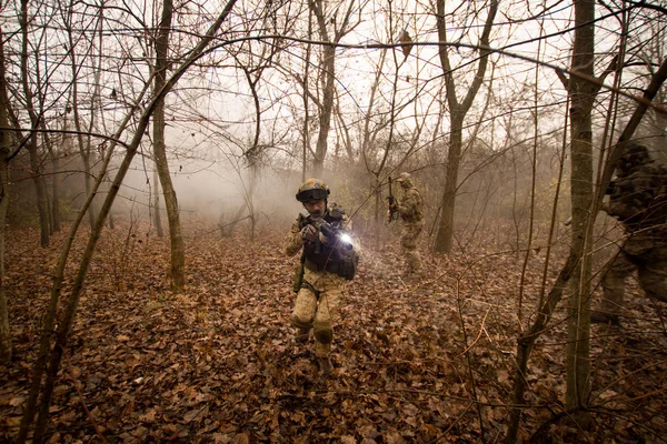 Grupo Soldados Pleno Uniforme Batalha Floresta Outono Fundo Fumaça Cinza — Fotografia de Stock