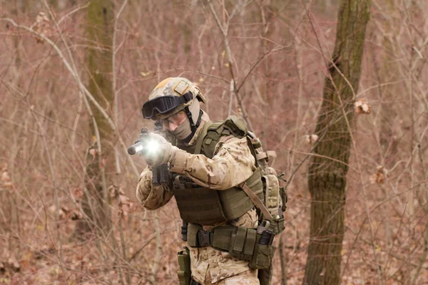 Soldado Uniforme Otan Con Rifle Asalto Caminando Bosque Otoño — Foto de Stock