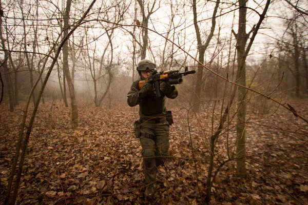 Soldado Com Fuzil Assalto Executado Floresta Outono Nevoeiro Fundo Fumaça — Fotografia de Stock