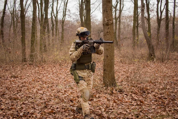 Soldat Uniforme Otan Avec Fusil Assaut Marchant Dans Forêt Automne — Photo
