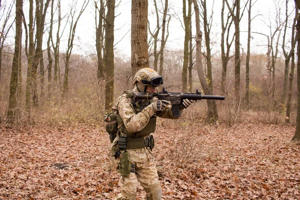 Soldado Uniforme Otan Con Rifle Asalto Caminando Bosque Otoño —  Fotos de Stock