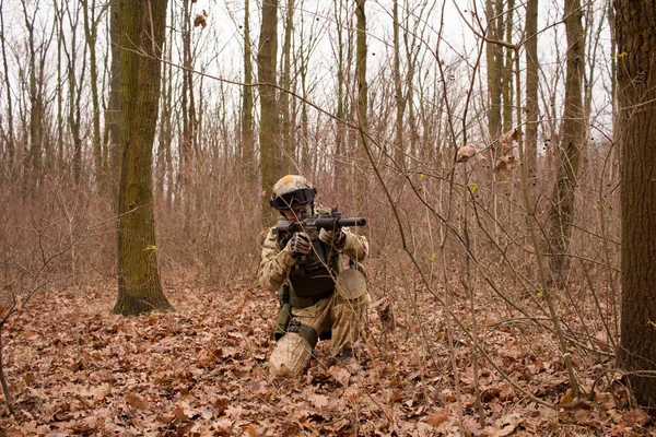 Katona Nato Egységes Séta Őszi Erdőben Gépkarabély — Stock Fotó