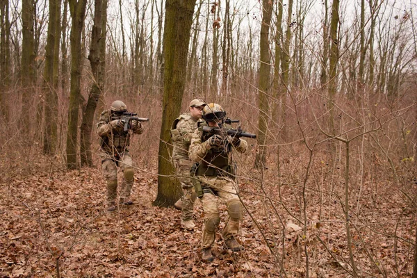 Grupp Soldater Full Strid Enhetliga Skogen Höst — Stockfoto