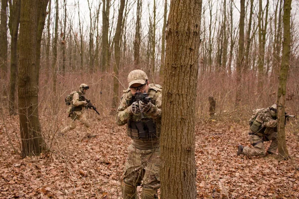 Őszi Erdő Egységes Teljes Csatában Katonák Csoportja — Stock Fotó