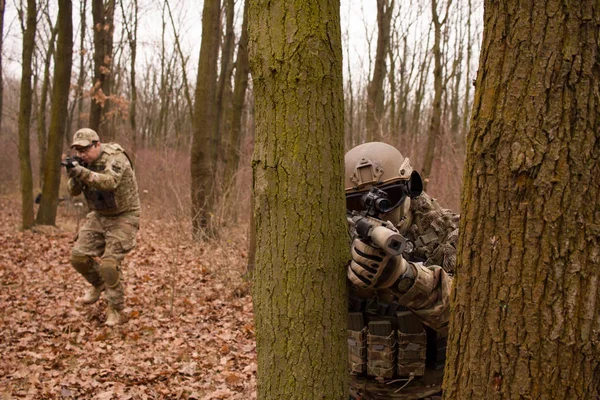 秋の森の均一完全な戦いの兵士のグループ — ストック写真