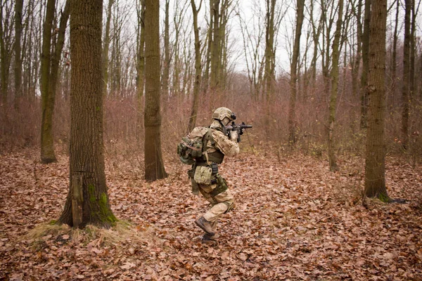 Soldado Uniforme Nato Com Espingarda Assalto Caminhando Floresta Outono — Fotografia de Stock