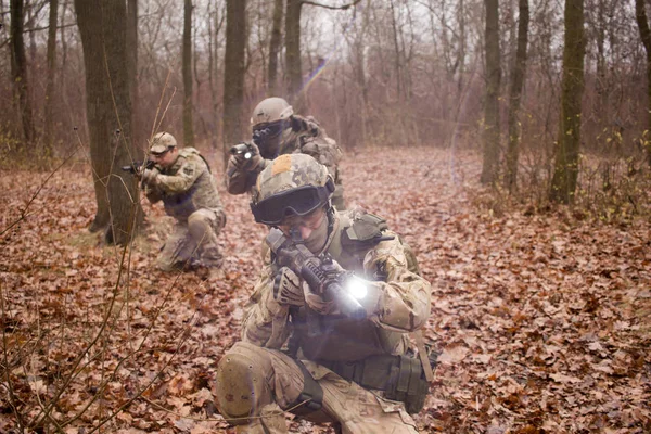 Grupo Soldados Uniforme Batalla Completo Bosque Otoño — Foto de Stock