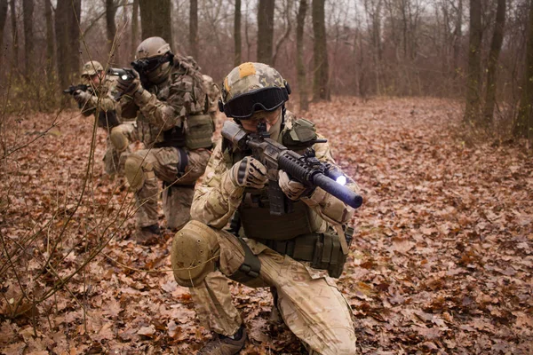 Grupp Soldater Full Strid Enhetliga Skogen Höst — Stockfoto