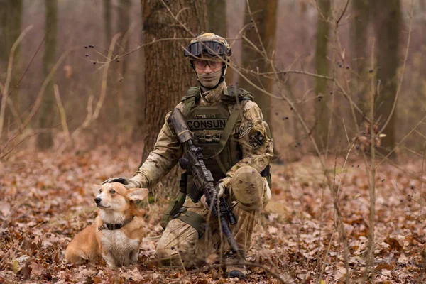 アサルト ライフルと犬 制服アサルトライフルと犬と座っている秋の森で座って秋の森で完全な均一の Fulsoldier の兵士 — ストック写真