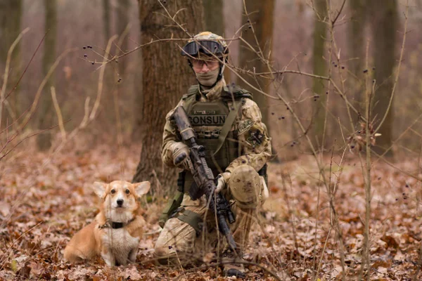 Soldier Fulsoldier Full Uniform Autumn Forest Sitting Assault Rifle Dog — Stock Photo, Image