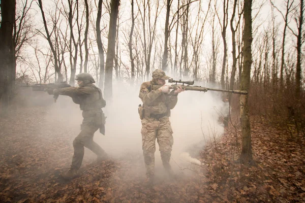 Katonák Teljes Csata Egységes Őszi Erdő Szürke Füst Háttérben Csoport — Stock Fotó