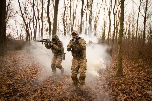 Groupe Soldats Uniforme Combat Dans Forêt Automne Fond Fumée Grise — Photo