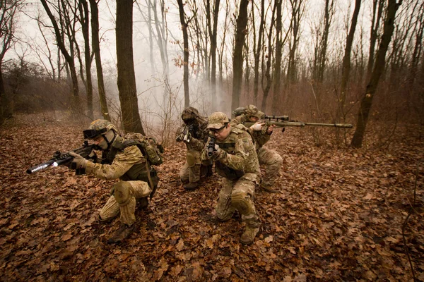 秋の森 灰色の煙背景に均一完全な戦いの兵士のグループ — ストック写真