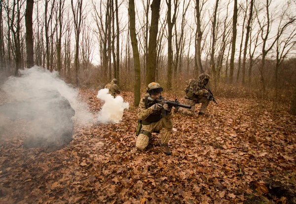 Grupo Soldados Pleno Uniforme Batalha Floresta Outono Fundo Fumaça Cinza — Fotografia de Stock