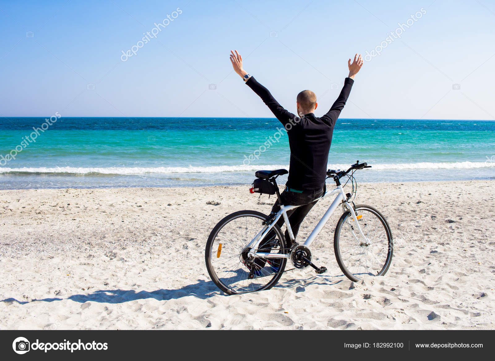 Hombre Con Bicicleta Hombre Joven Casual Negro Ciclista Playa - de stock gratis © serejkakovalev #182992100