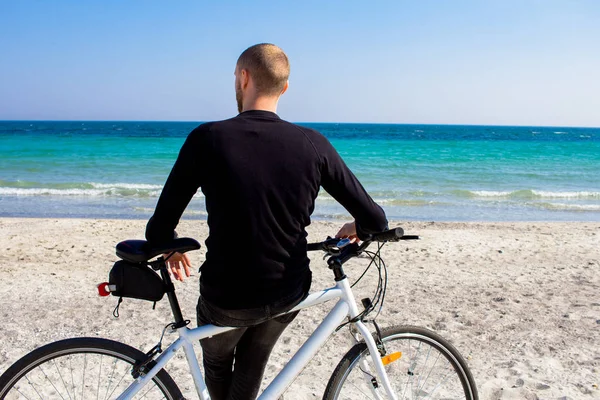 Αρσενικό Ποδήλατο Νεαρός Μαύρο Casual Ντύσιμο Ποδηλάτης Στην Παραλία Κατά — Φωτογραφία Αρχείου