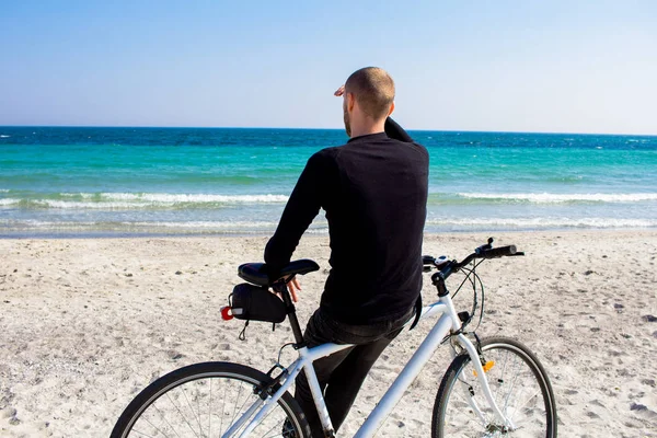 Homme Vélo Jeune Homme Tenue Décontractée Noire Cycliste Sur Plage — Photo