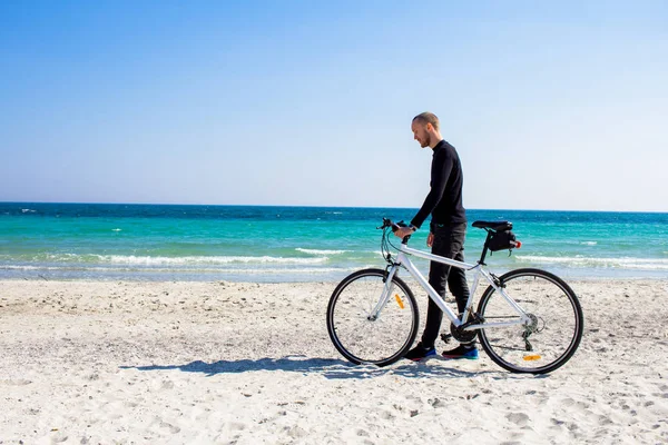 Мужчина Велосипедом Молодой Человек Черной Повседневной Одежде Велосипедист Пляже Солнечный — стоковое фото