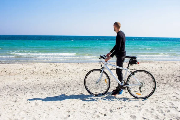 자전거 캐주얼에서 화창한 해변에서 자전거 — 스톡 사진
